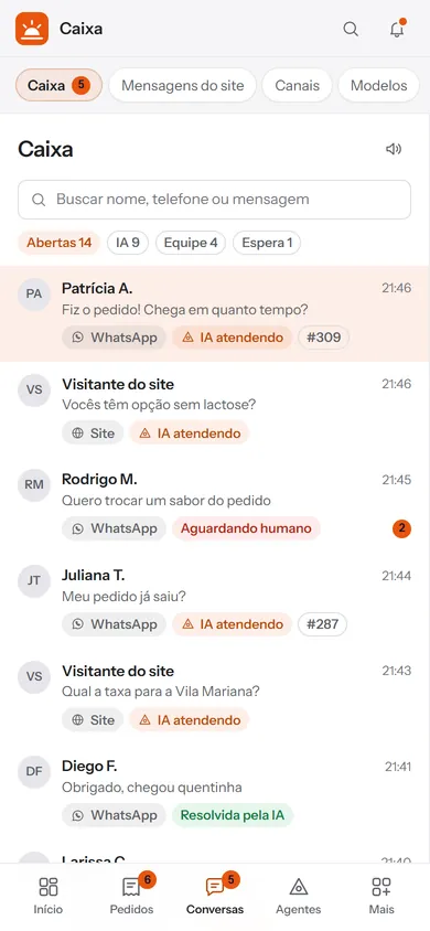 Caixa de atendimento no celular: as conversas do WhatsApp e do chat do site, com a IA atendendo.