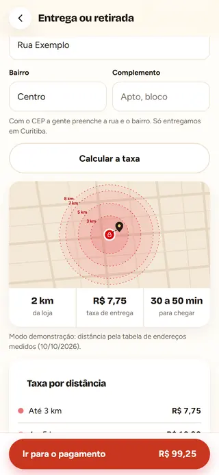 Tela de entrega no celular: o mapa, a distância da loja, a taxa e o prazo.