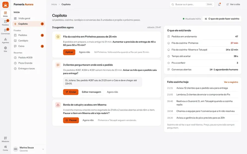 Copiloto da operação: três sugestões com botão de aplicar, o que ele está lendo e o registro do que fez.